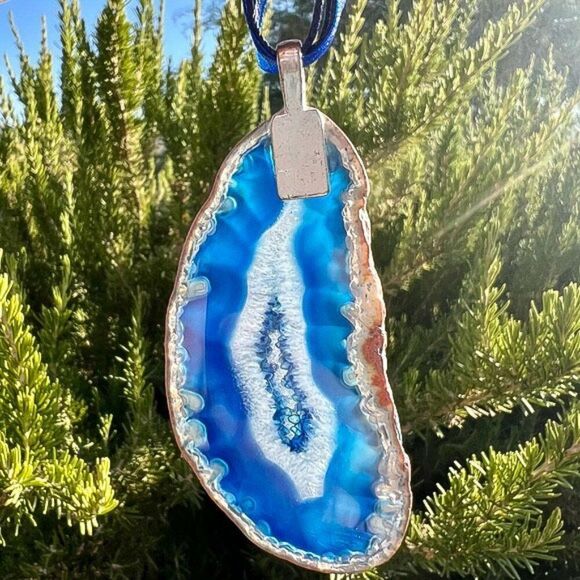 Vintage Blue Polished Genuine Geode Slab Necklace 16”-18” - Picture 3 of 11